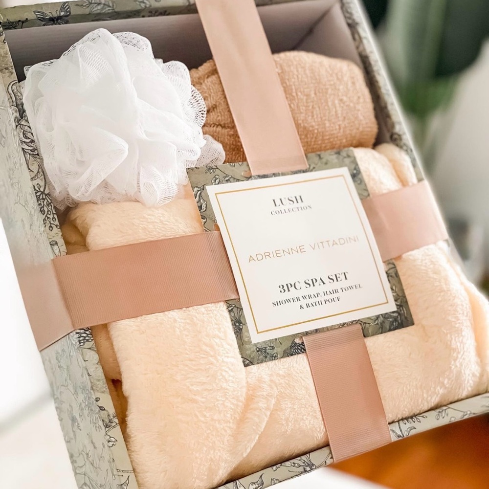 NEW! Adrienne Vittadini Cream and White Spa Lush Collection Gift Set